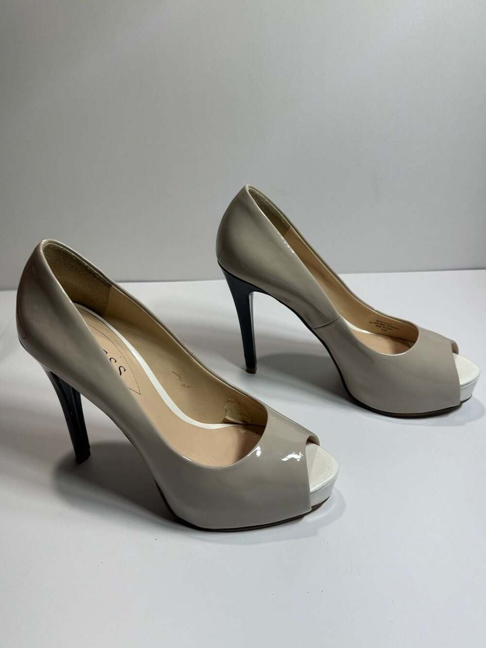 Guess Light Natural Patent Leather Peep Toe Platform Stiletto Heels Size 6.5M